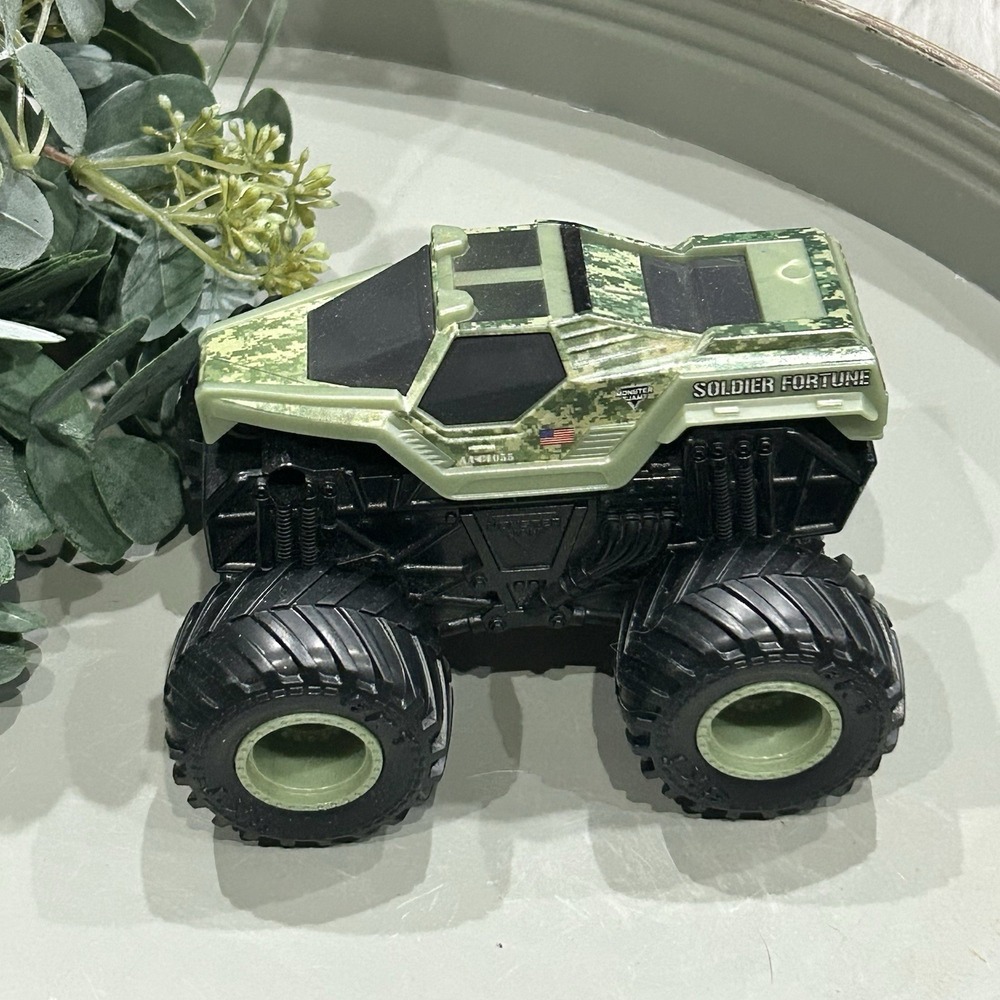 Spin Master Soldier Fortune Monster Jam Truck Green Camo Die Cast 1:32